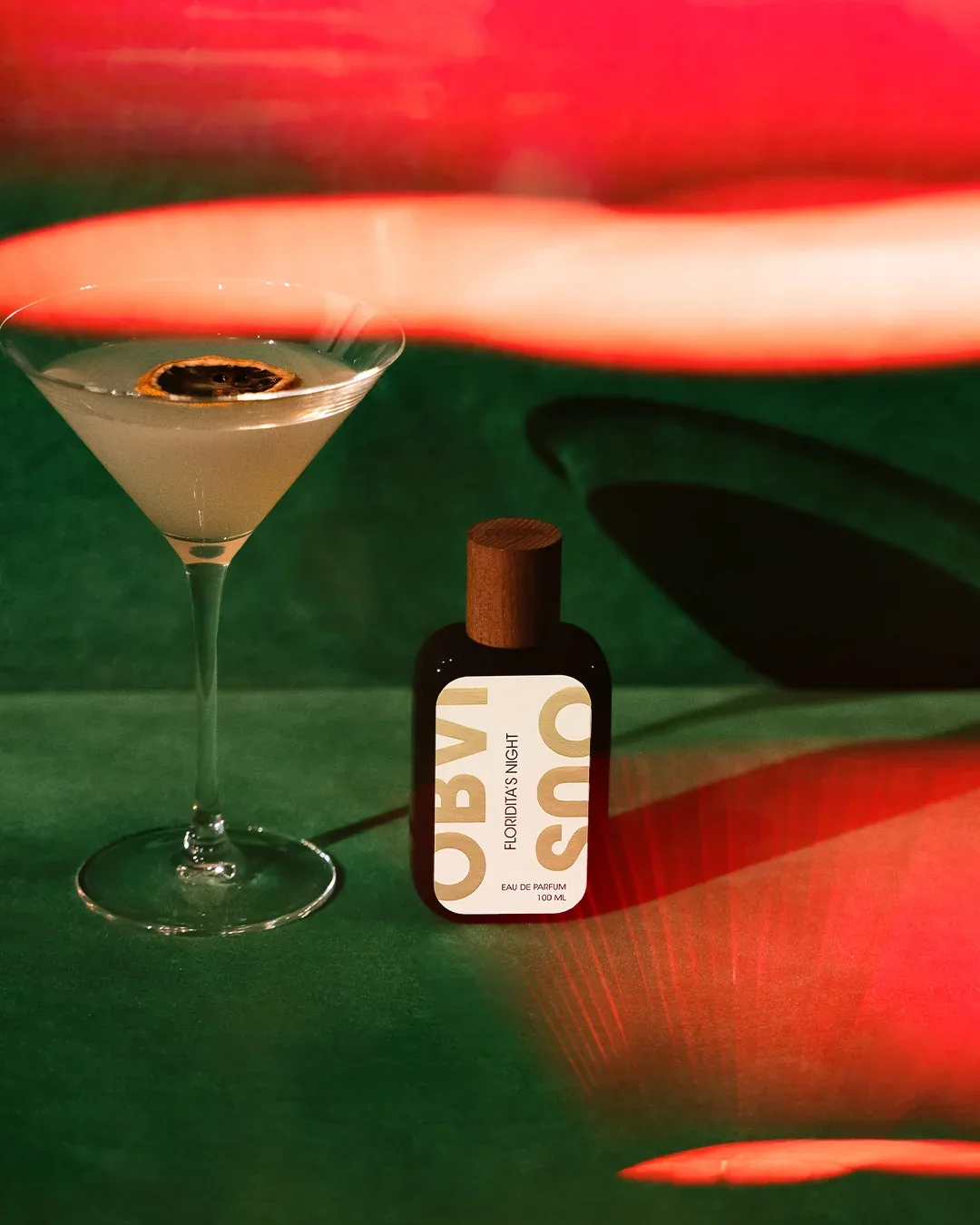 Obvious Floridita's Night 香水瓶與高腳酒杯置於紅綠場景