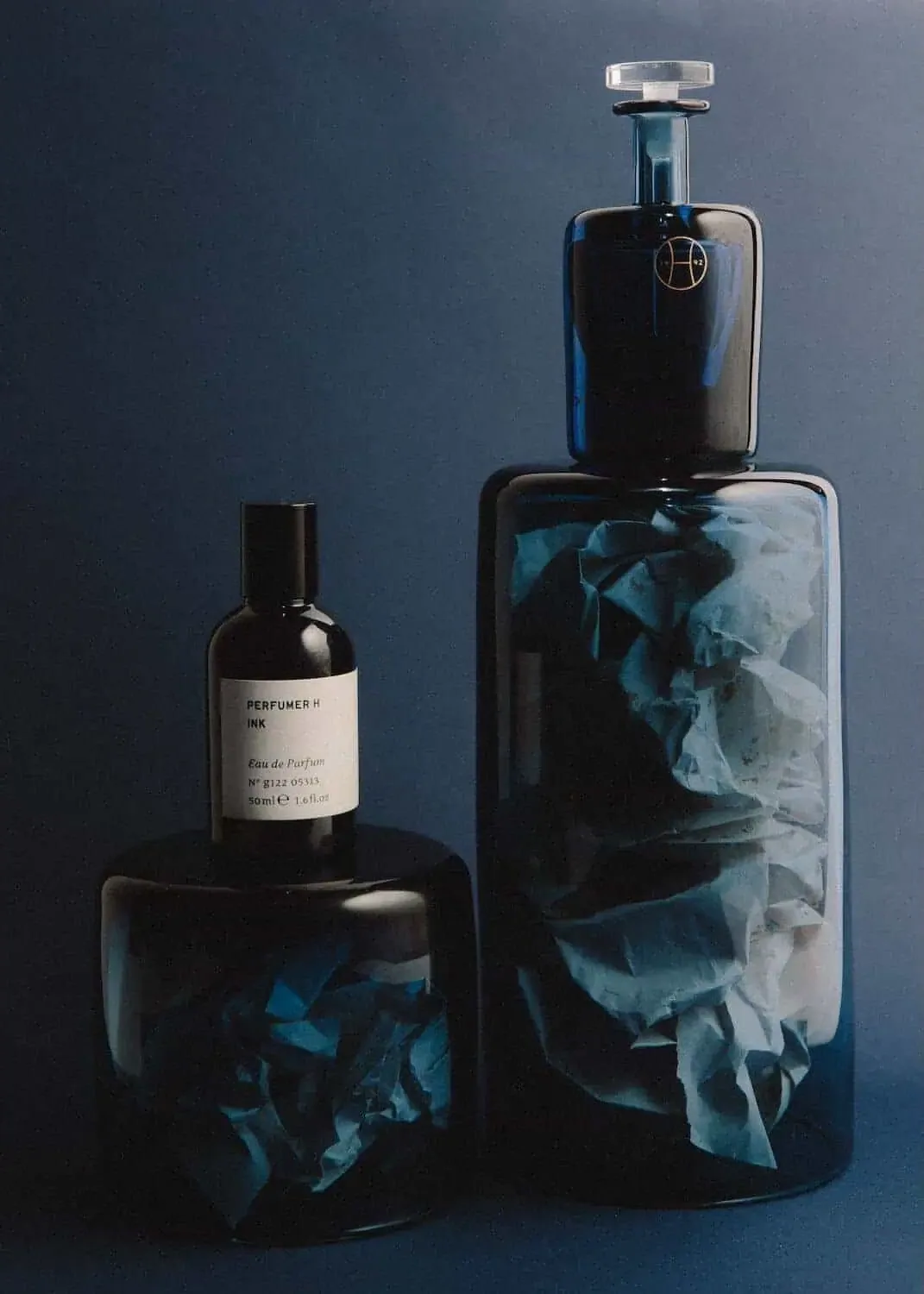 Perfumer H Ink 與深藍色玻璃器皿一同陳列