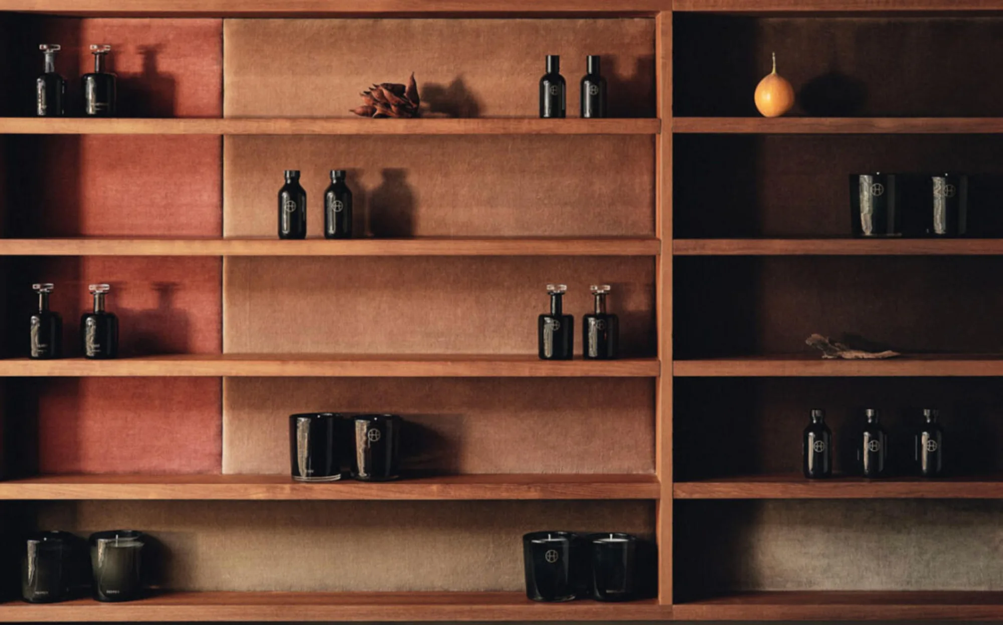 Perfumer H 室內，香水瓶陳列於木質層架