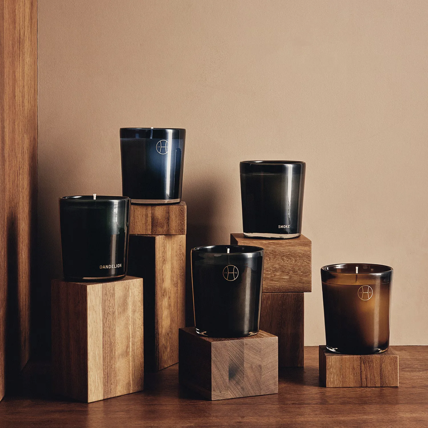 Perfumer H 香氛蠟燭與器皿陳列於木質展示座