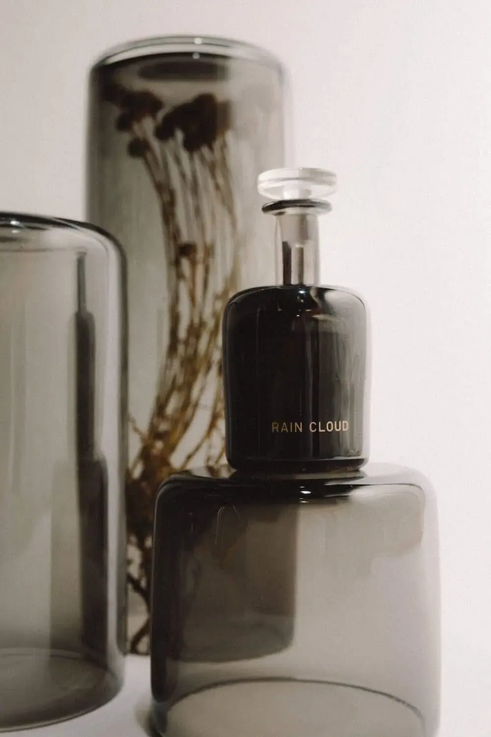 Perfumer H 手工香水瓶置於煙灰色玻璃器皿之間