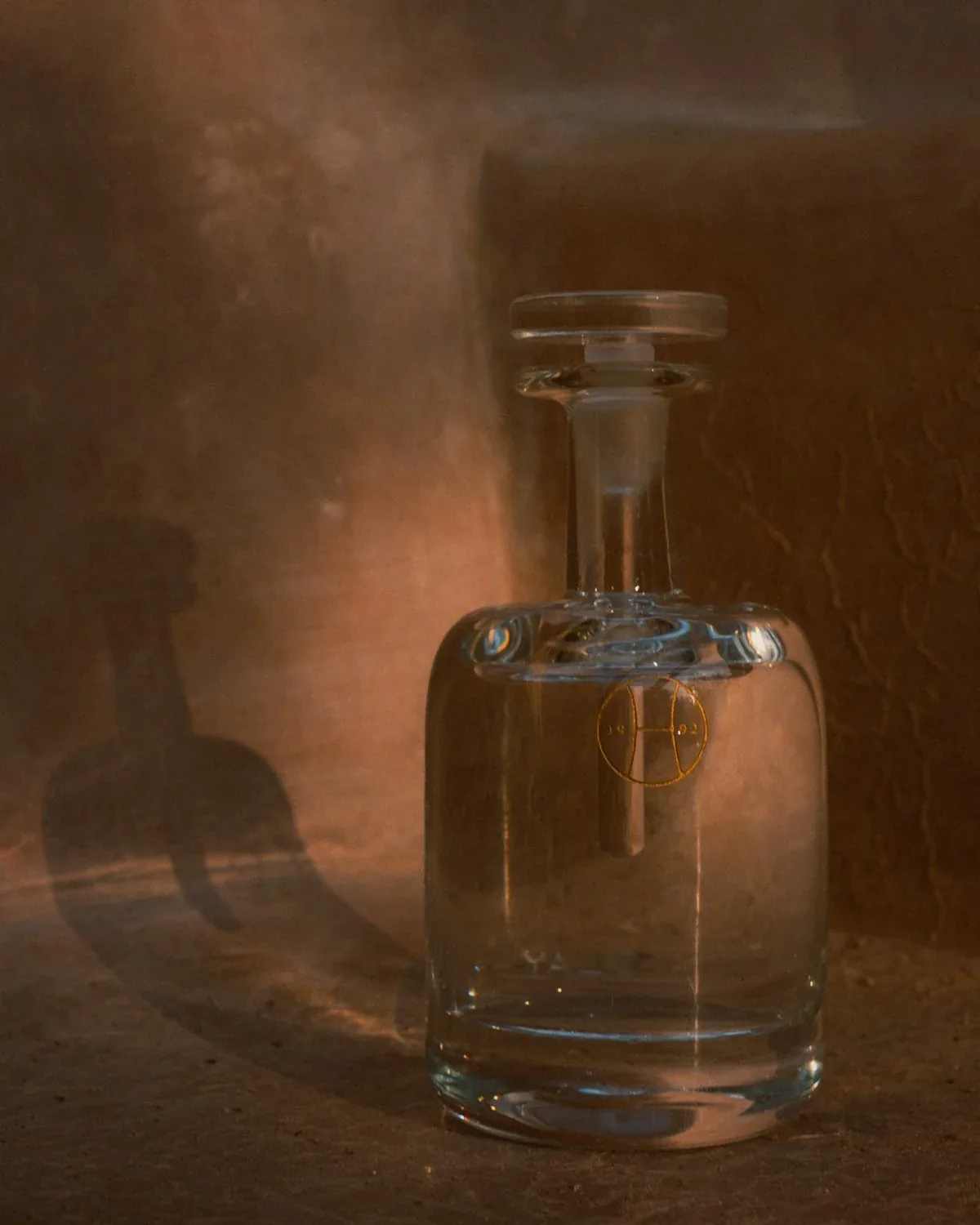 Perfumer H 手工香水瓶置於暖棕色靜物場景