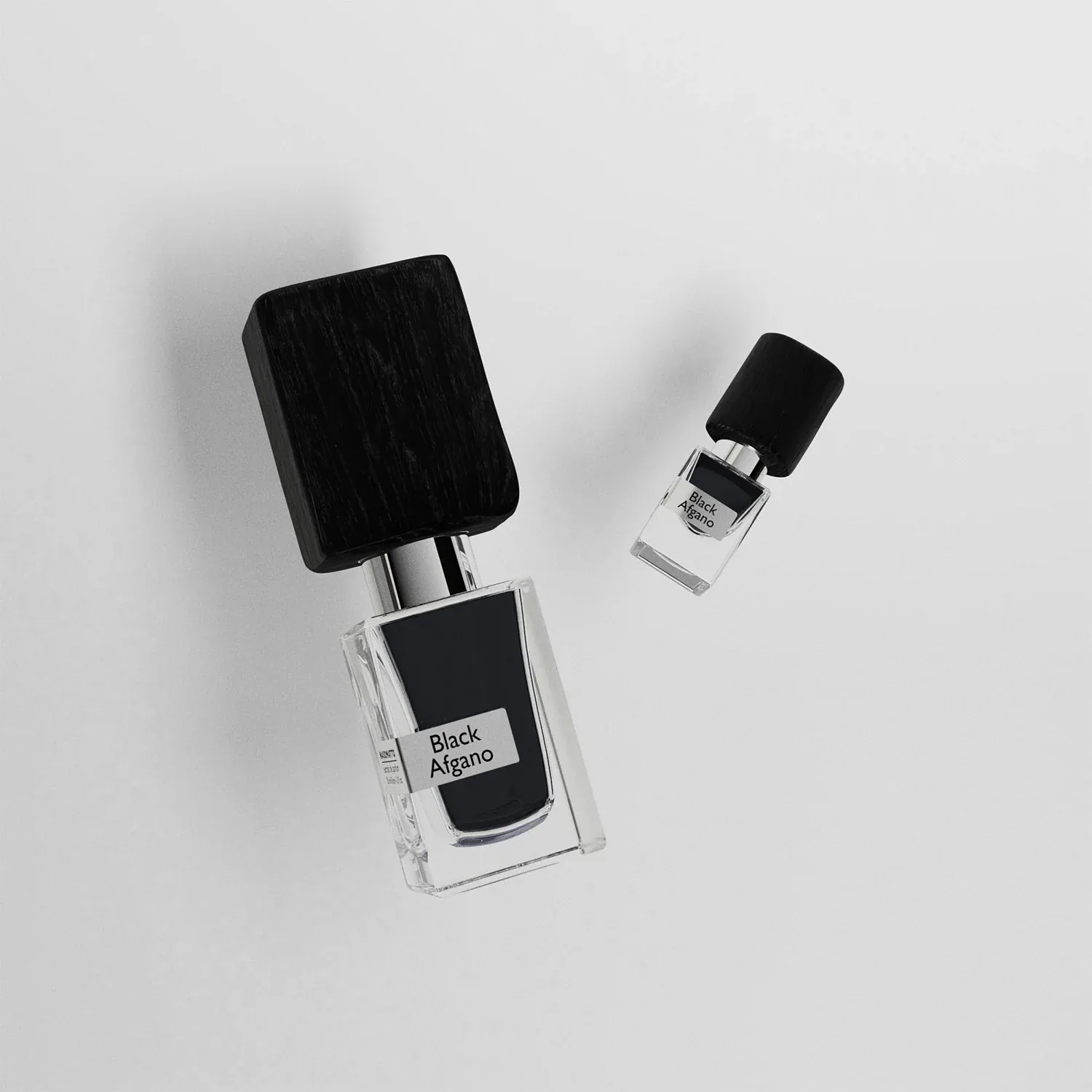 Nasomatto Black Afgano 香水瓶放在較小規格旁邊